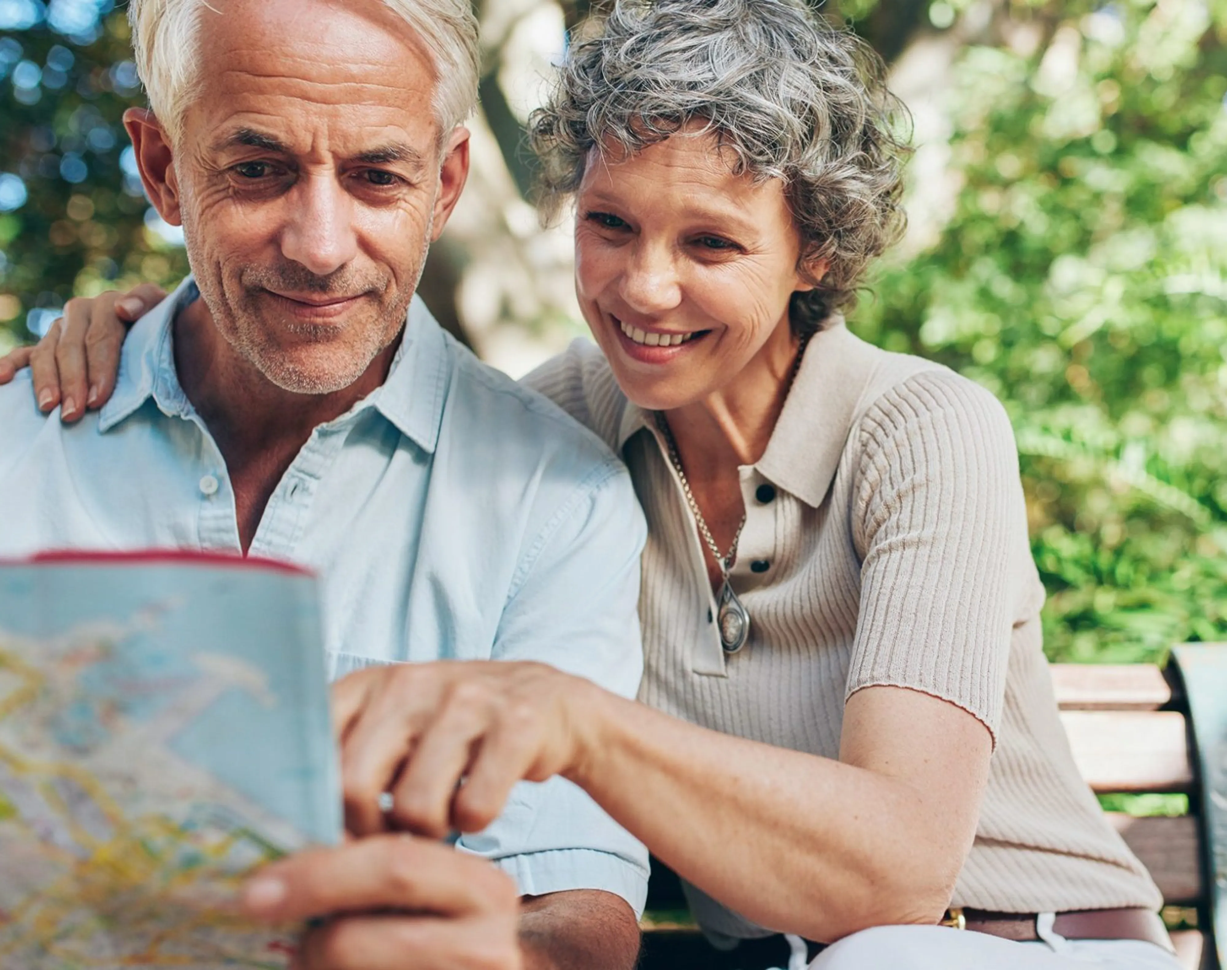 couple personnes senior heureuses ete carte voyage