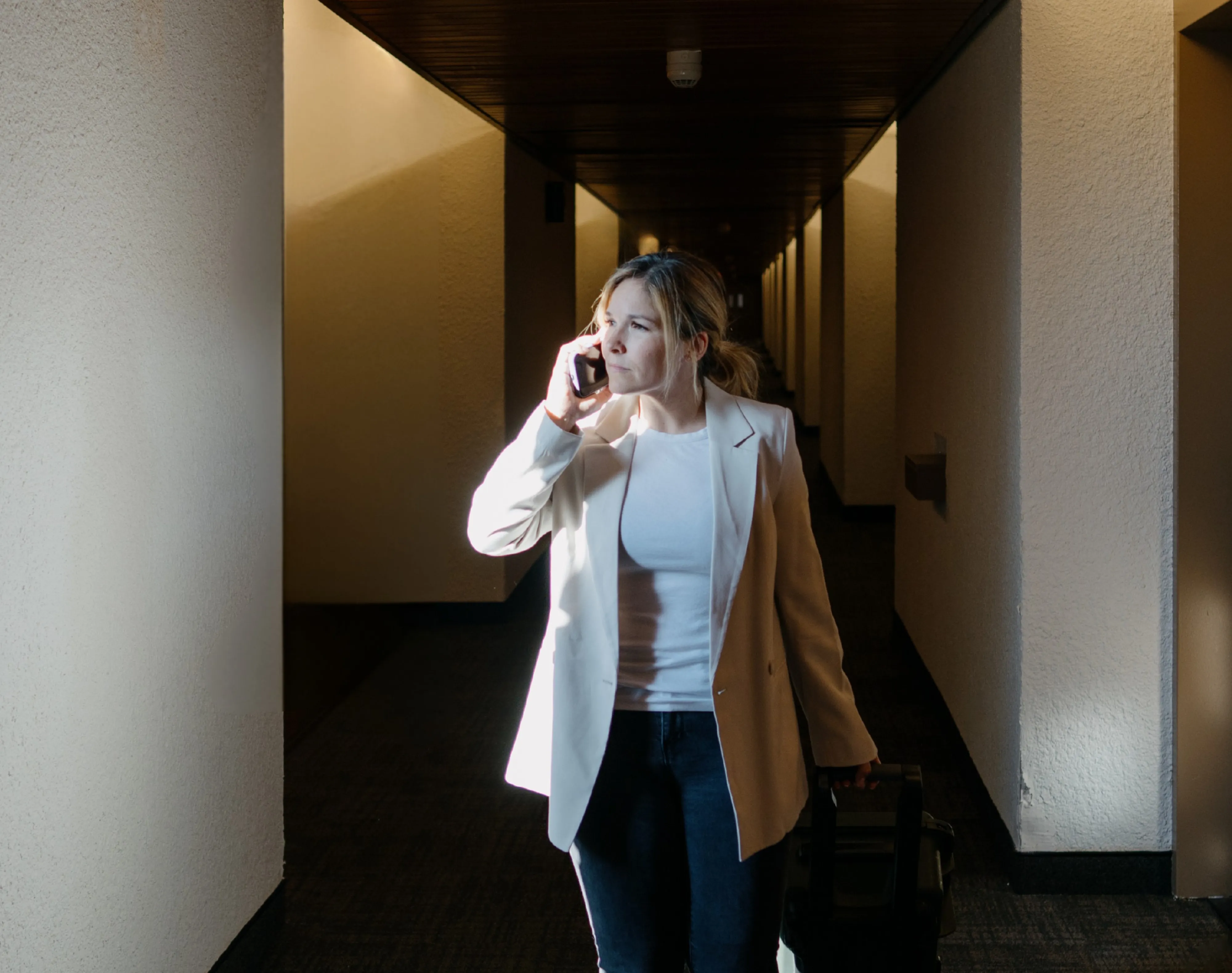 Hotels Gouverneur Femme Couloir Marche Telephone