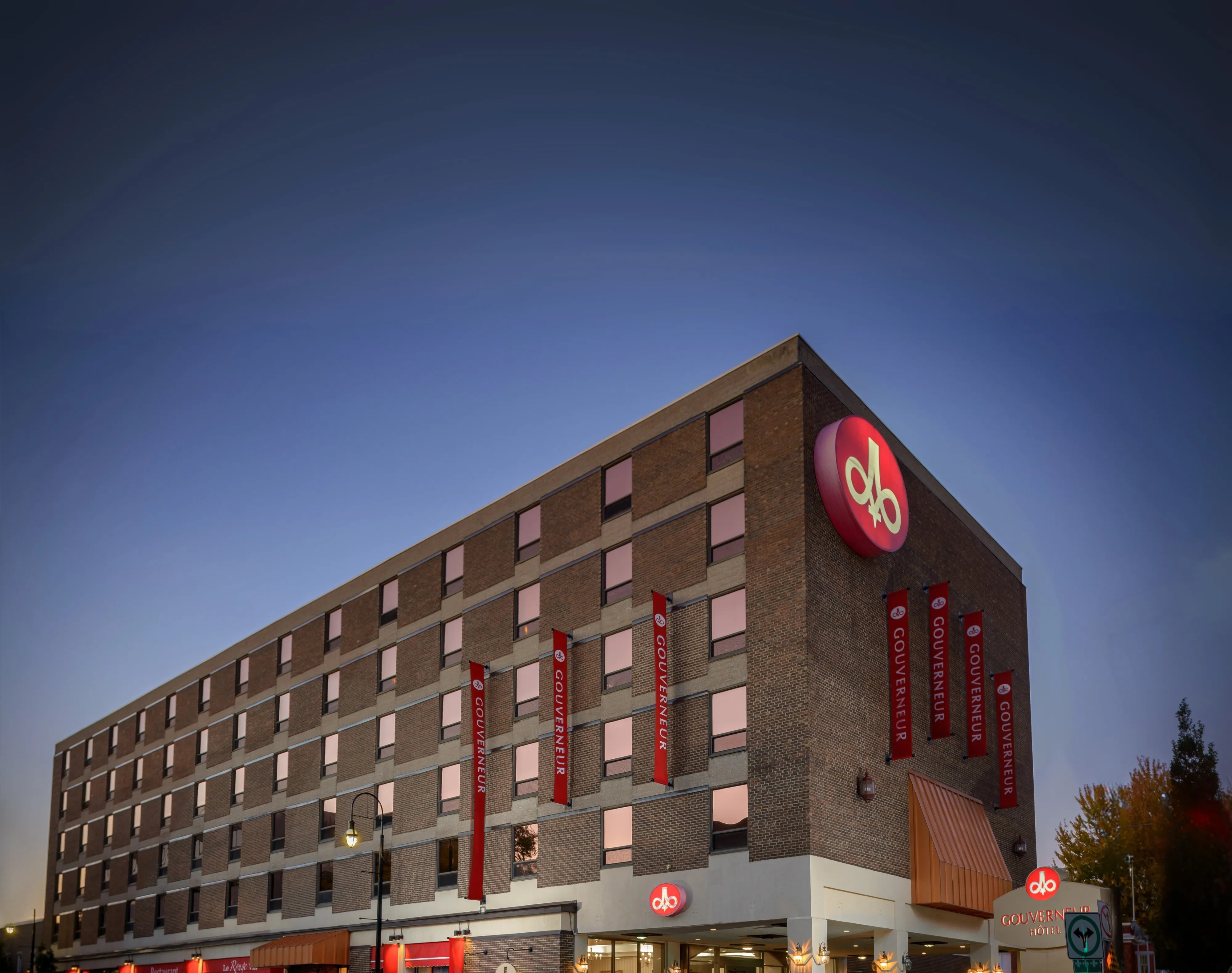Hotels Gouverneur Trois Rivieres-Exterior of the hotel at night